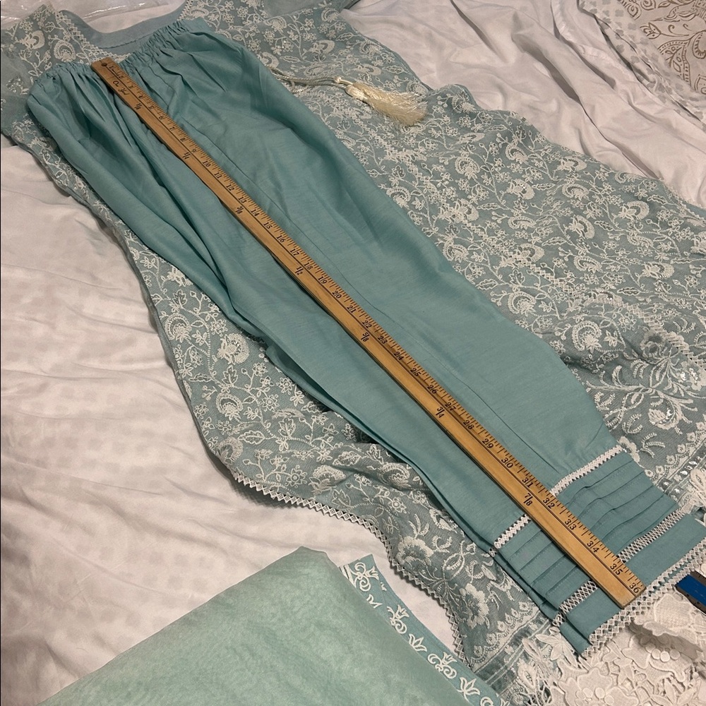 Shalwar kameez green white anarkali style with organza duppatta trousers. S - Picture 15 of 17